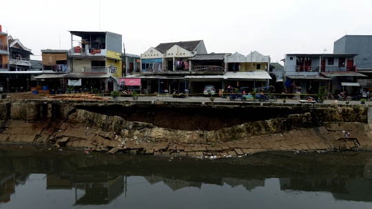 Turap Kali Sunter di Pulogadung Ambles