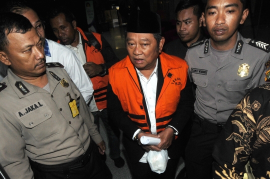 KPK Resmi Tahan Bupati Sidoarjo Saiful Ilah