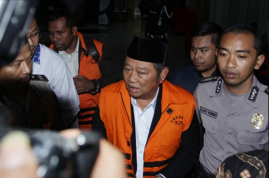 KPK Resmi Tahan Bupati Sidoarjo Saiful Ilah