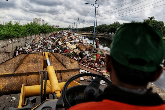 Tumpukan Sampah Sisa Banjir di Pinggiran Kali Cengkareng