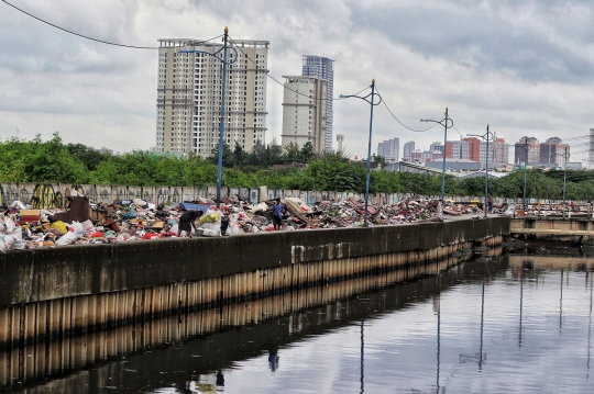 Tumpukan Sampah Sisa Banjir di Pinggiran Kali Cengkareng