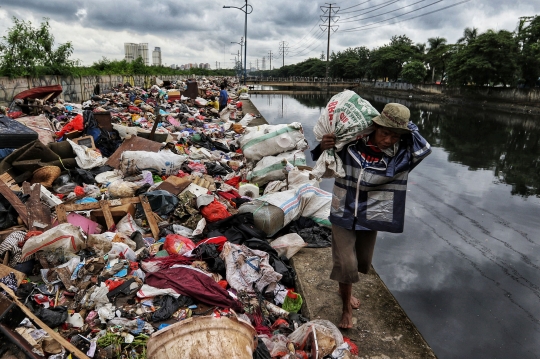 Tumpukan Sampah Sisa Banjir di Pinggiran Kali Cengkareng