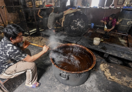 Intip Pembuatan Chaku, Kue Tradisional Kathmandu yang Menghangatkan Tubuh
