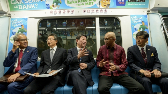 Menlu Jepang Jajal MRT Jakarta