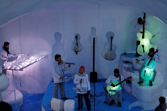 Aksi Musisi Konser dengan Alat Musik Terbuat Es di Teater Igloo