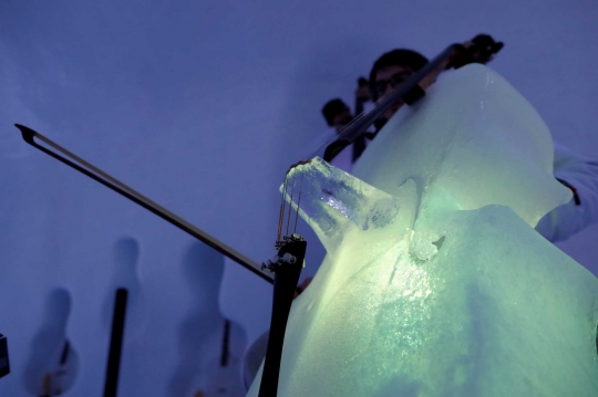 Aksi Musisi Konser dengan Alat Musik Terbuat Es di Teater Igloo