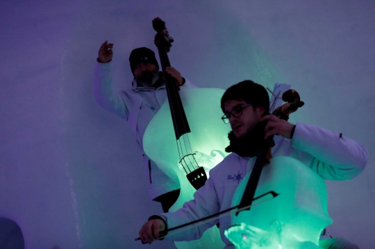 Aksi Musisi Konser dengan Alat Musik Terbuat Es di Teater Igloo