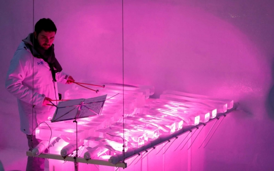 Aksi Musisi Konser dengan Alat Musik Terbuat Es di Teater Igloo