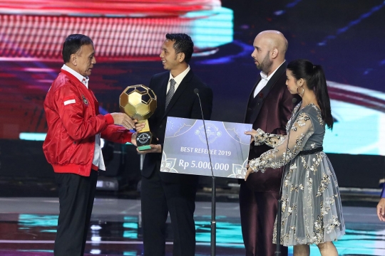 Enam Belas Penghargaan Diberikan Pada Indonesian Soccer Award 2019