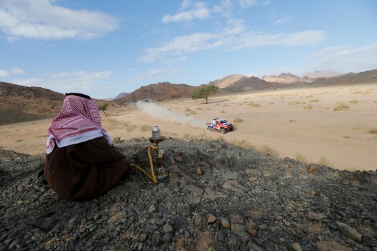 Saat Warga Arab Menikmati Shisha Sambil Nonton Reli Dakar 2020