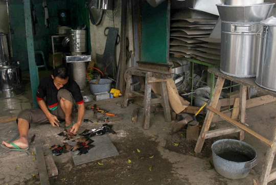 Geliat Perajin Perabotan Dapur di Pamulang