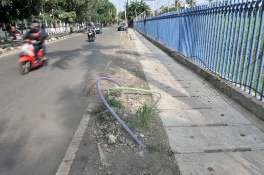 Semrawut Kabel Muncul ke Jalan Ancam Keselamatan Warga