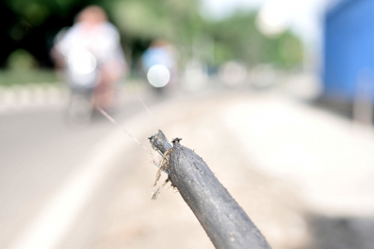 Semrawut Kabel Muncul ke Jalan Ancam Keselamatan Warga