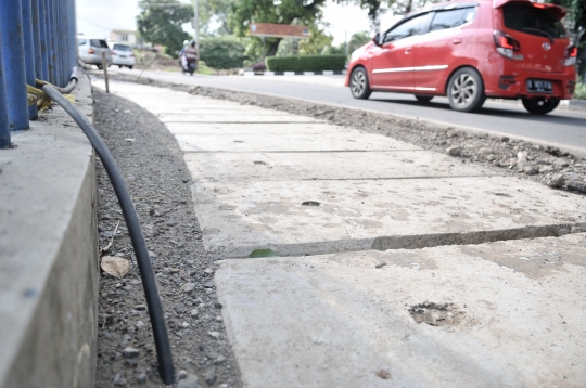 Semrawut Kabel Muncul ke Jalan Ancam Keselamatan Warga