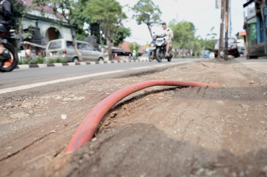 Semrawut Kabel Muncul ke Jalan Ancam Keselamatan Warga