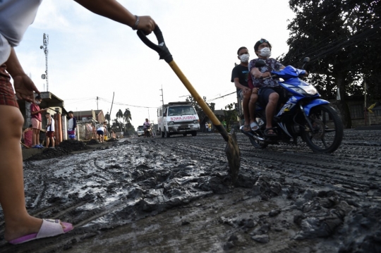 Warga Filipina Gotong Royong Bersihkan Material Vulkanik Gunung Taal