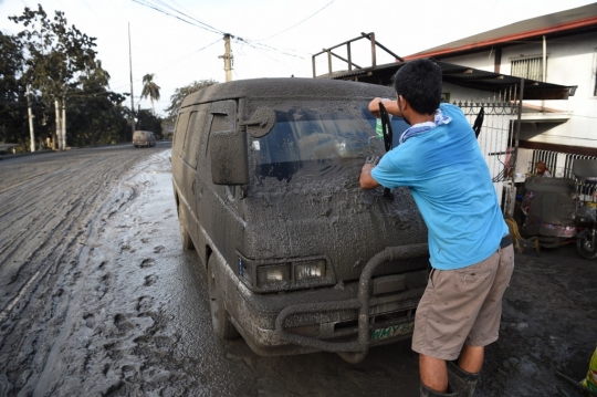 Warga Filipina Gotong Royong Bersihkan Material Vulkanik Gunung Taal