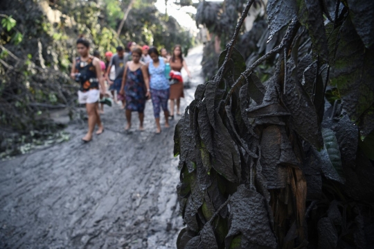 Warga Filipina Gotong Royong Bersihkan Material Vulkanik Gunung Taal