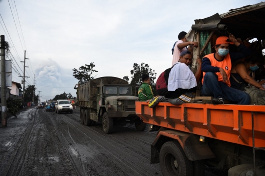 Warga Filipina Gotong Royong Bersihkan Material Vulkanik Gunung Taal