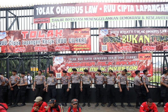 Tolak Omnibus Law, Buruh Geruduk Gedung DPR