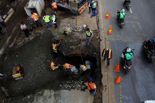 Memantau Perbaikan Jalan Daan Mogot yang Ambles