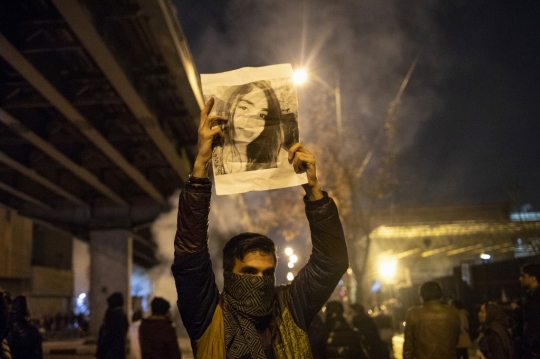 Aksi Warga Iran Protes Penembakan Pesawat Ukraina