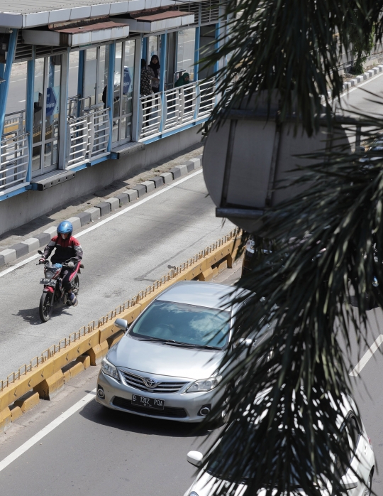 Kamera Tilang Elektronik Awasi Penerobos Jalur Transjakarta