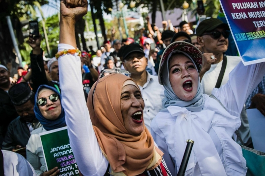 Massa Aksi Pro dan Kontra Anies Geruduk Balai Kota