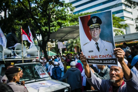 Massa Aksi Pro dan Kontra Anies Geruduk Balai Kota