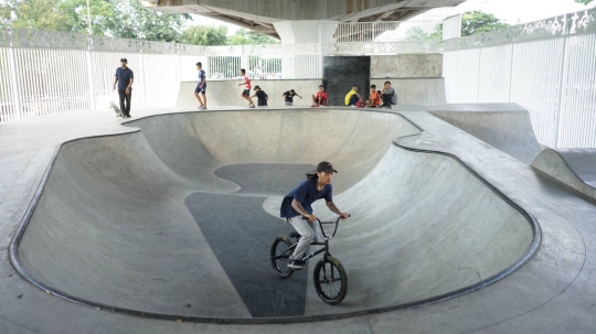 Melihat Skatepark di Kolong Flyover Pasar Rebo
