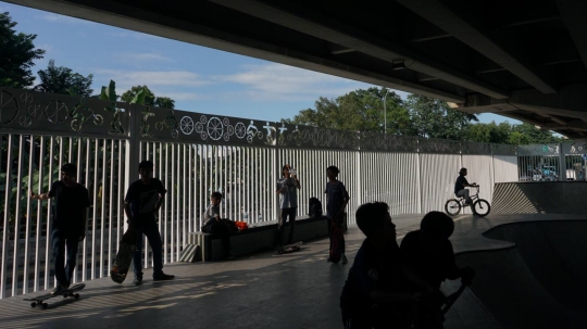 Melihat Skatepark di Kolong Flyover Pasar Rebo