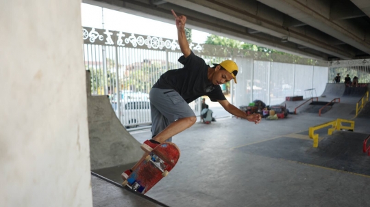 Melihat Skatepark di Kolong Flyover Pasar Rebo