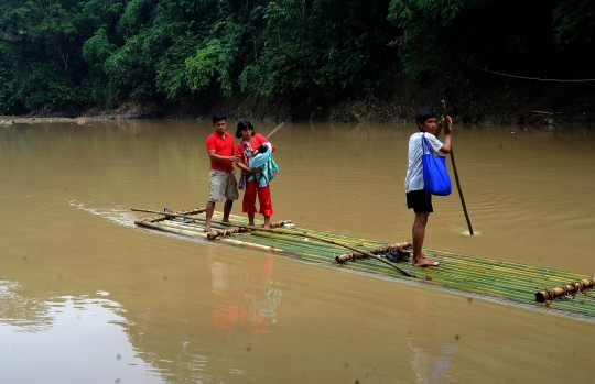 Jembatan Gantung Roboh, Warga Andalkan Rakit Bambu untuk Menyeberang