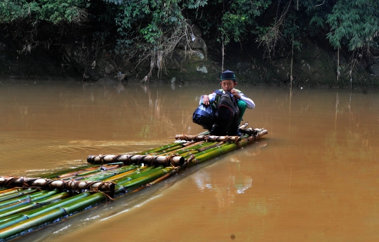 Jembatan Gantung Roboh, Warga Andalkan Rakit Bambu untuk Menyeberang