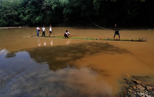 Jembatan Gantung Roboh, Warga Andalkan Rakit Bambu untuk Menyeberang