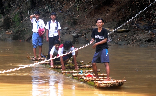 Jembatan Gantung Roboh, Warga Andalkan Rakit Bambu untuk Menyeberang