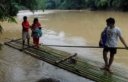 Jembatan Gantung Roboh, Warga Andalkan Rakit Bambu untuk Menyeberang