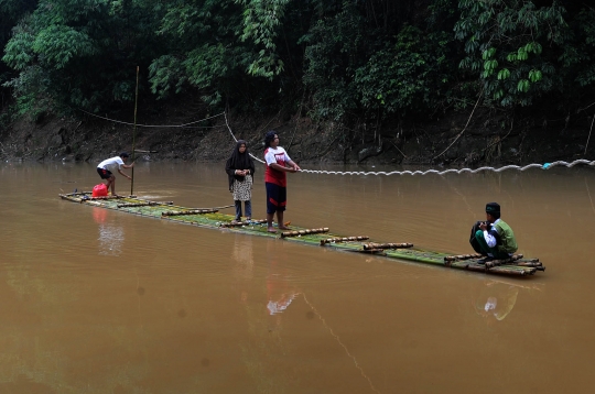 Jembatan Gantung Roboh, Warga Andalkan Rakit Bambu untuk Menyeberang