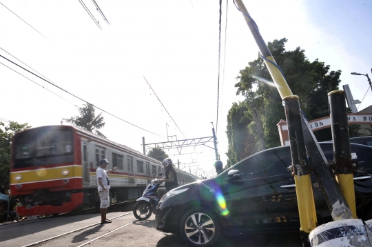 Perlintasan Kereta Tanpa Palang Pintu Ancam Keselamatan Pengendara