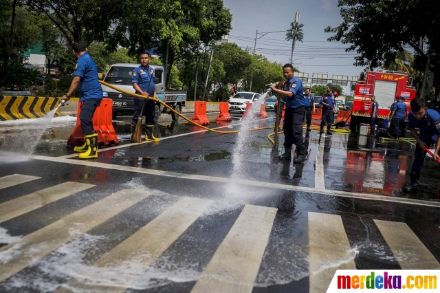 Foto Aksi Damkar Bersihkan Tumpahan Oli di Jalan Veteran 