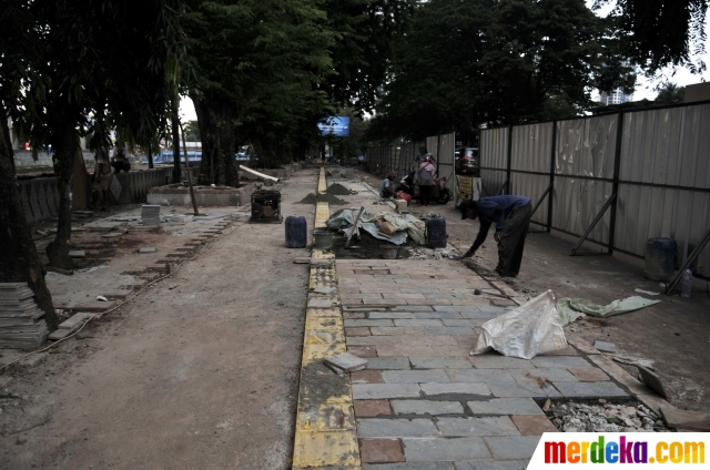 Foto Revitalisasi Trotoar Kanal Banjir Barat Merdeka Com