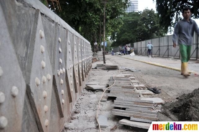 Foto Revitalisasi Trotoar Kanal Banjir Barat Merdeka Com