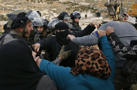 Aksi Perempuan Palestina Lawan Polisi Israel Tolak Pembongkaran Rumah
