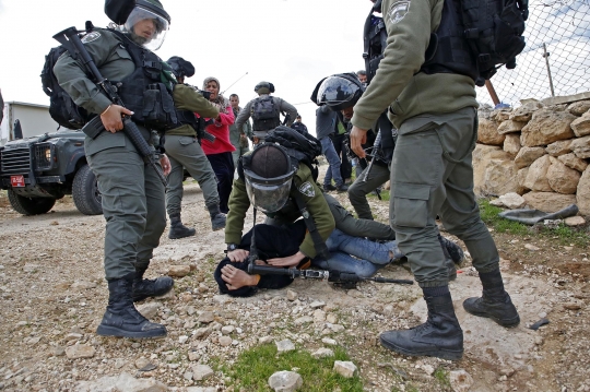 Aksi Perempuan Palestina Lawan Polisi Israel Tolak Pembongkaran Rumah