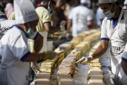 Melihat Pembuatan Kue Sepanjang 6.500 Meter di India