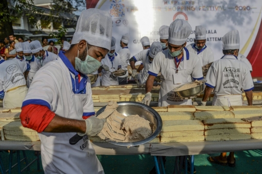 Melihat Pembuatan Kue Sepanjang 6.500 Meter di India