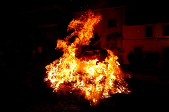 Ngerinya Ritual Berkuda Menembus Api di Spanyol