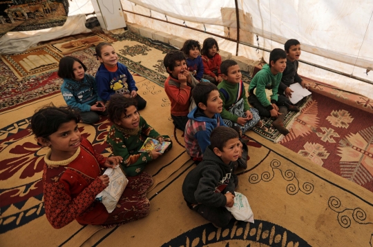 Semangat Anak-Anak Suriah Bersekolah di Tempat Seadanya