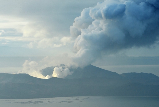 Pantauan Kawah Gunung Taal Usai Erupsi Hebat