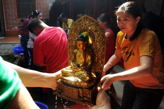 Melihat Ritual Bersih Patung Jelang Imlek